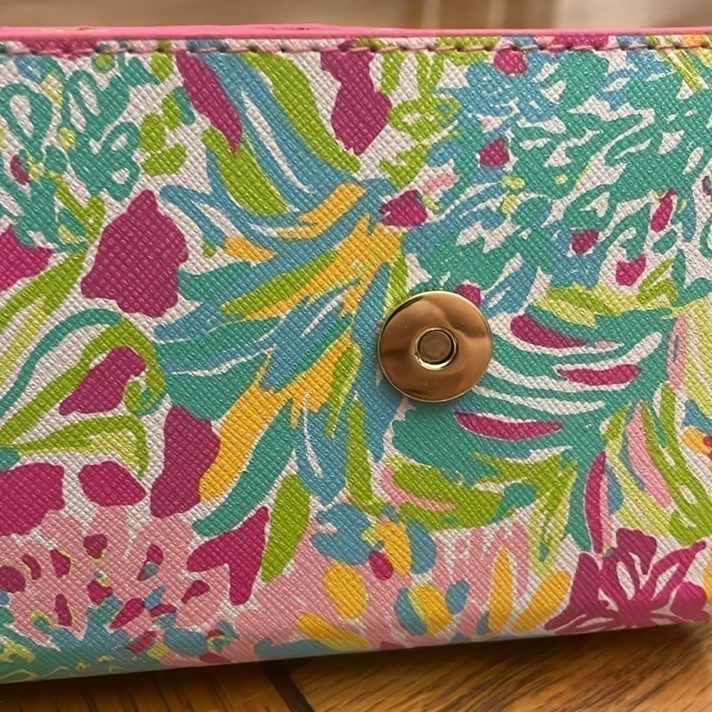 Lilly Pulitzer “It’s Always Sunny Somewhere” Folding Sunglass Case - Picture 2 of 8